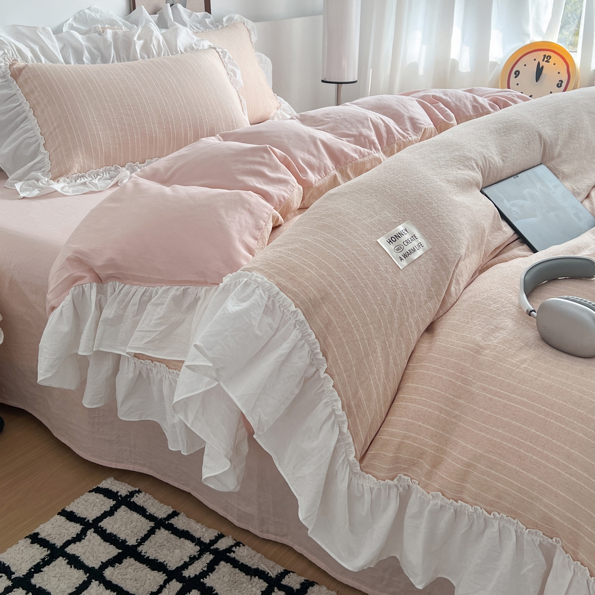 91家纺网 家纺一手货源 找家纺 晨曦家纺 2026新款荷叶花边泡芙纱提花四件套可水洗棉四件套少女风 樱花粉茶