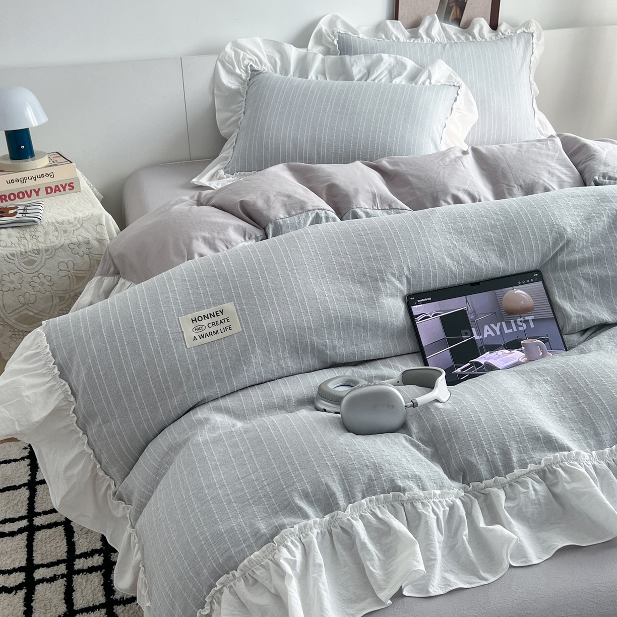 91家纺网 家纺一手货源 找家纺 晨曦家纺 2026新款荷叶花边泡芙纱提花四件套可水洗棉四件套少女风 温柔灰蓝