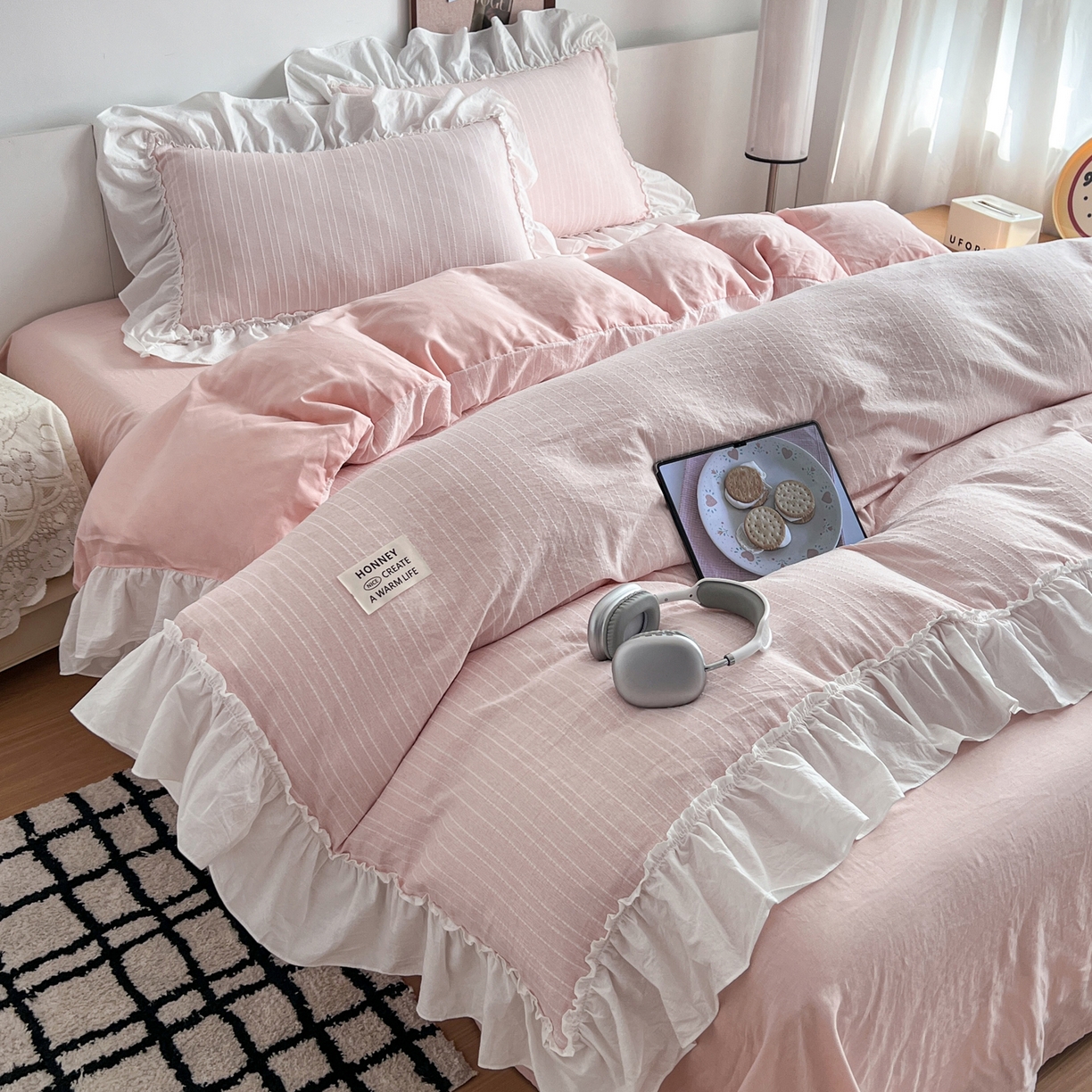 91家纺网 家纺一手货源 找家纺 晨曦家纺 2026新款荷叶花边泡芙纱提花四件套可水洗棉四件套少女风 蜜桃奶芙