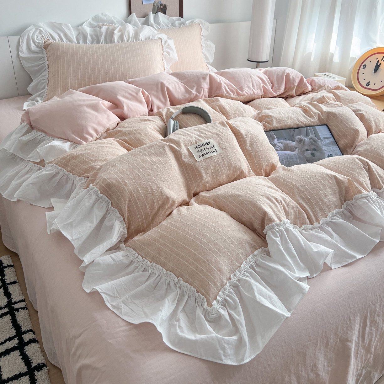 91家纺网 家纺一手货源 找家纺 晨曦家纺 2026新款荷叶花边泡芙纱提花四件套可水洗棉四件套少女风 樱花粉茶