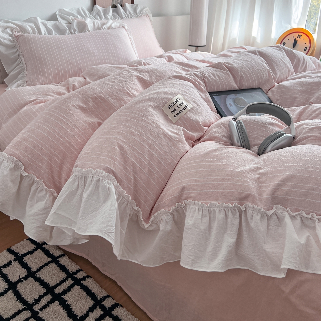 91家纺网 家纺一手货源 找家纺 晨曦家纺 2026新款荷叶花边泡芙纱提花四件套可水洗棉四件套少女风 蜜桃奶芙