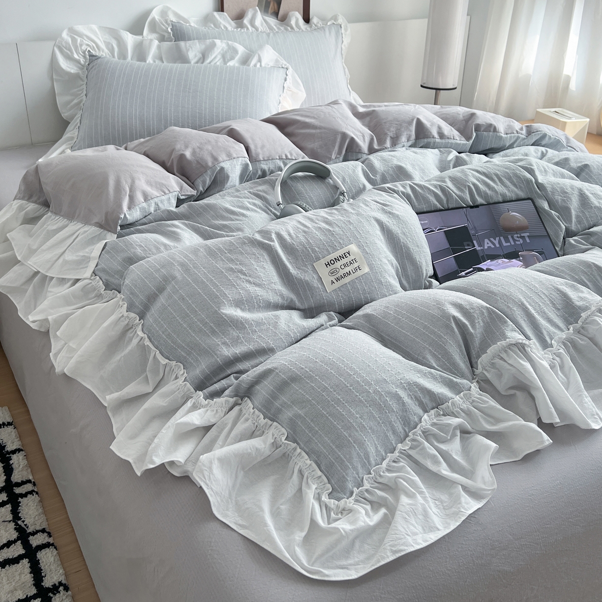 91家纺网 家纺一手货源 找家纺 晨曦家纺 2026新款荷叶花边泡芙纱提花四件套可水洗棉四件套少女风 温柔灰蓝