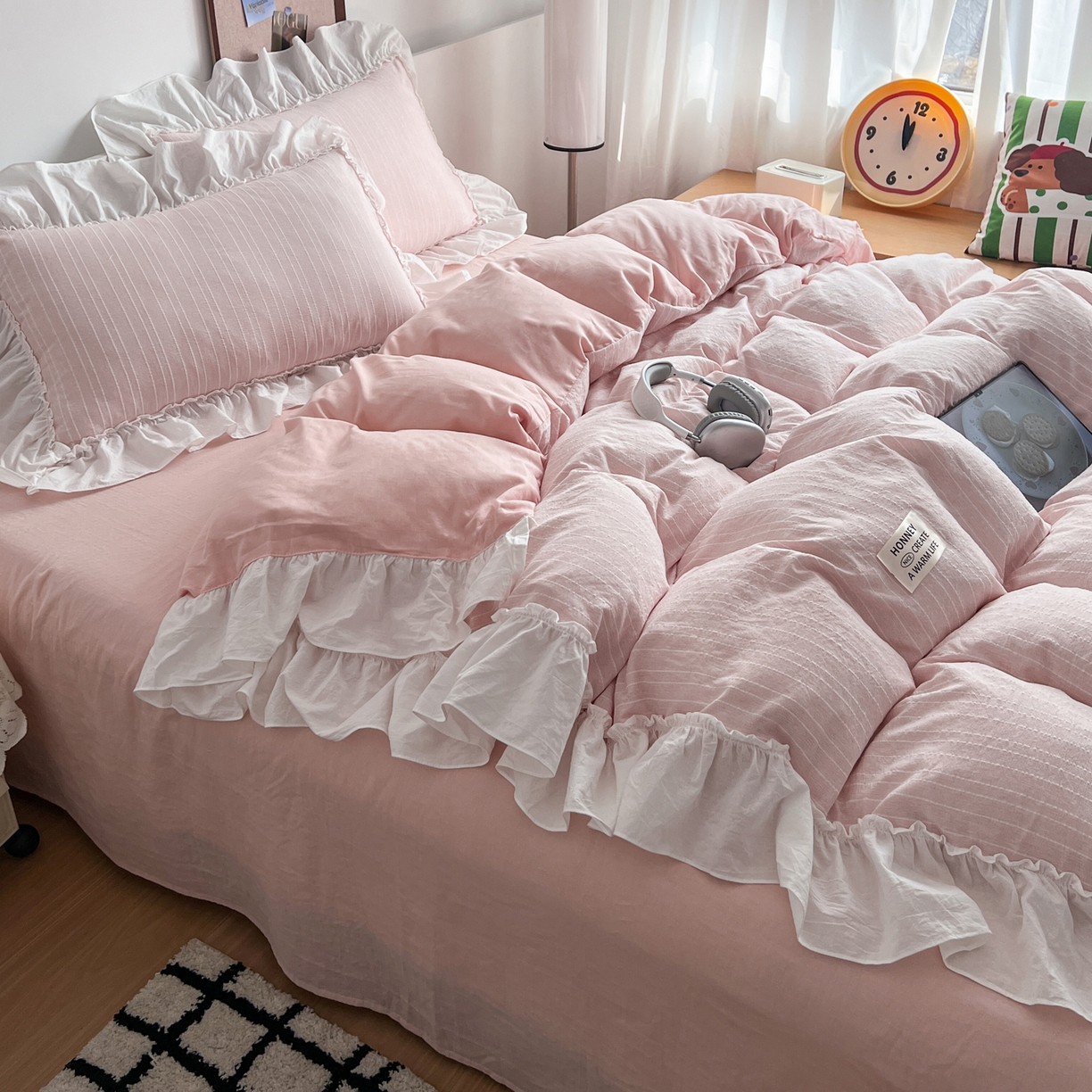 91家纺网 家纺一手货源 找家纺 晨曦家纺 2026新款荷叶花边泡芙纱提花四件套可水洗棉四件套少女风 蜜桃奶芙