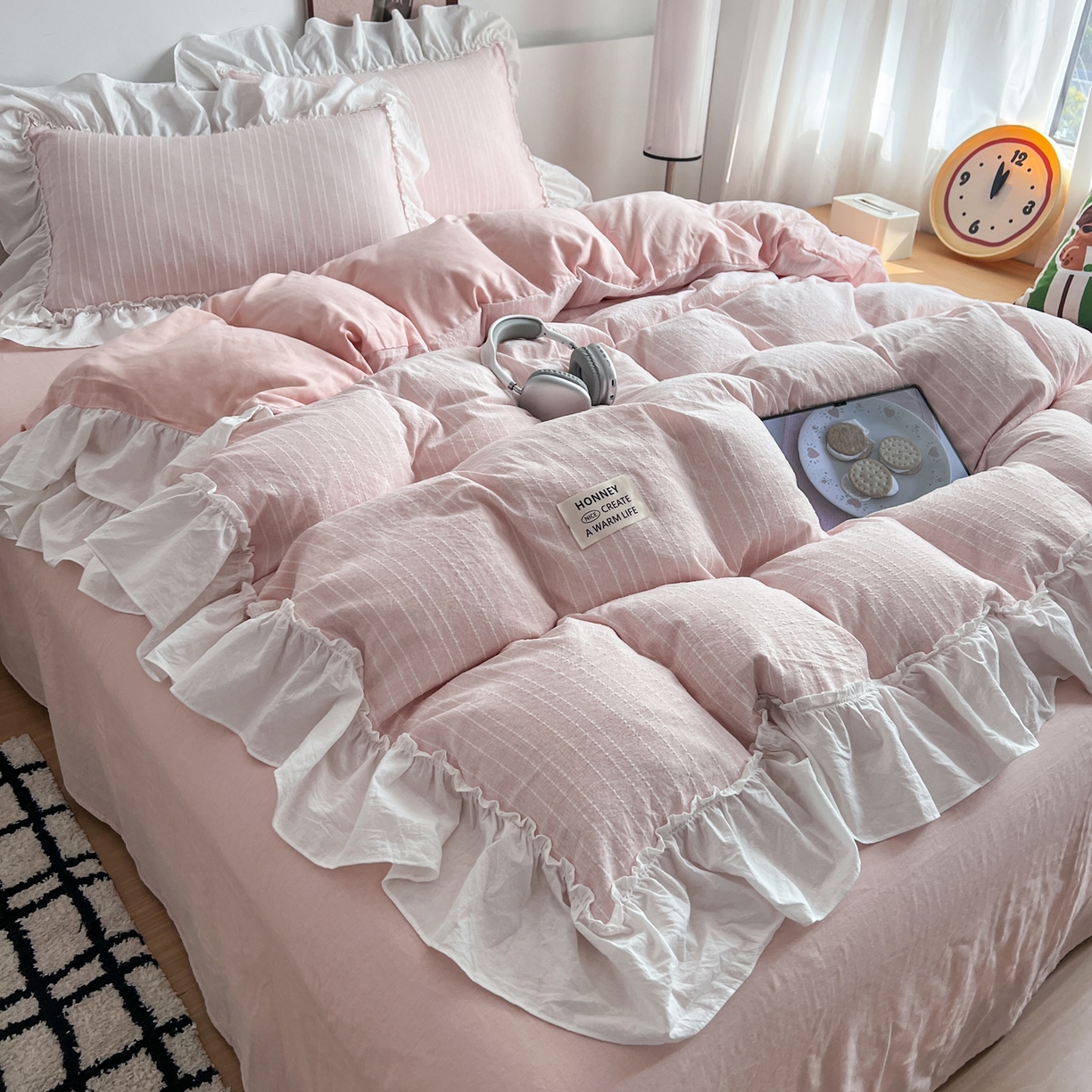 91家纺网 家纺一手货源 找家纺 晨曦家纺 2026新款荷叶花边泡芙纱提花四件套可水洗棉四件套少女风 蜜桃奶芙