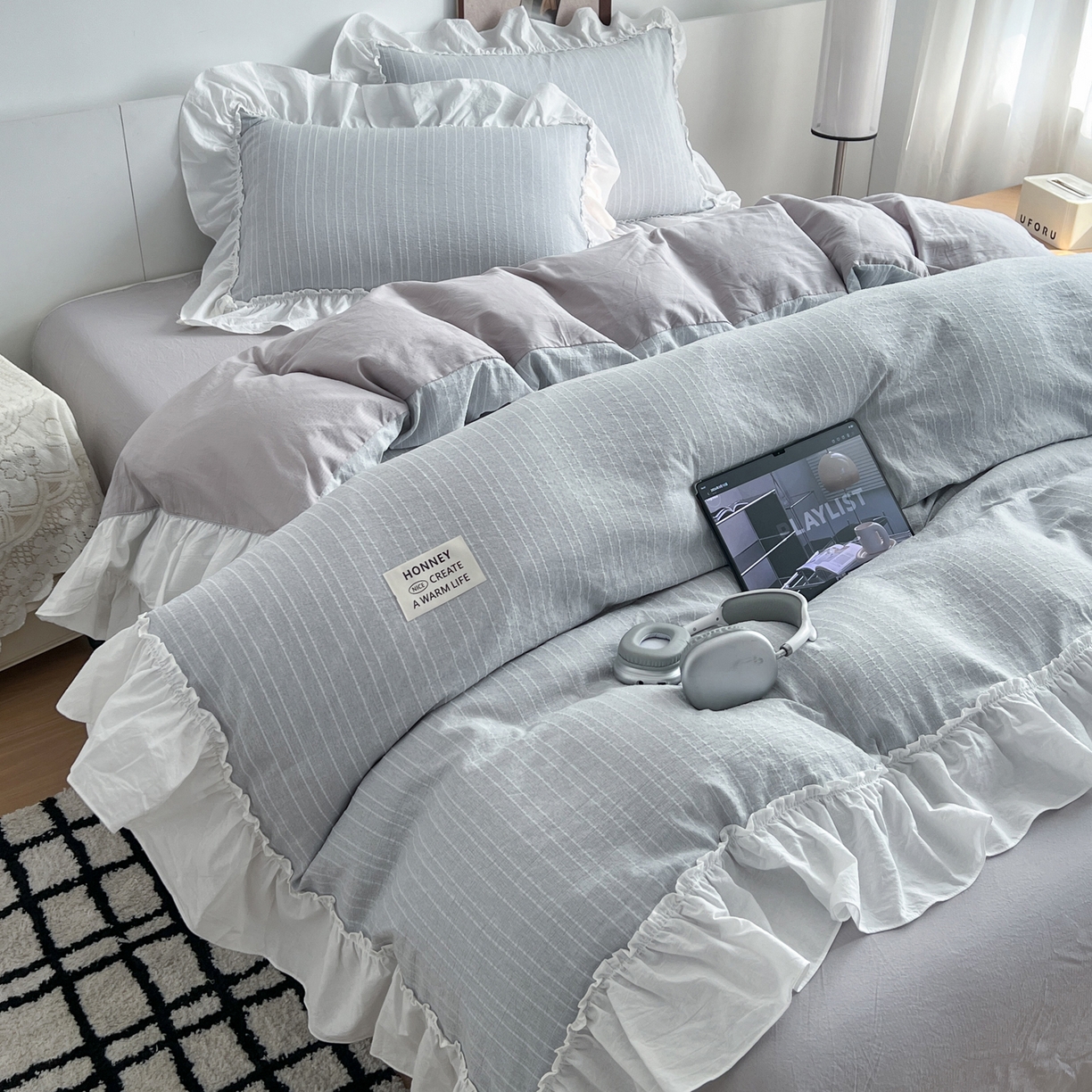 91家纺网 家纺一手货源 找家纺 晨曦家纺 2026新款荷叶花边泡芙纱提花四件套可水洗棉四件套少女风 温柔灰蓝