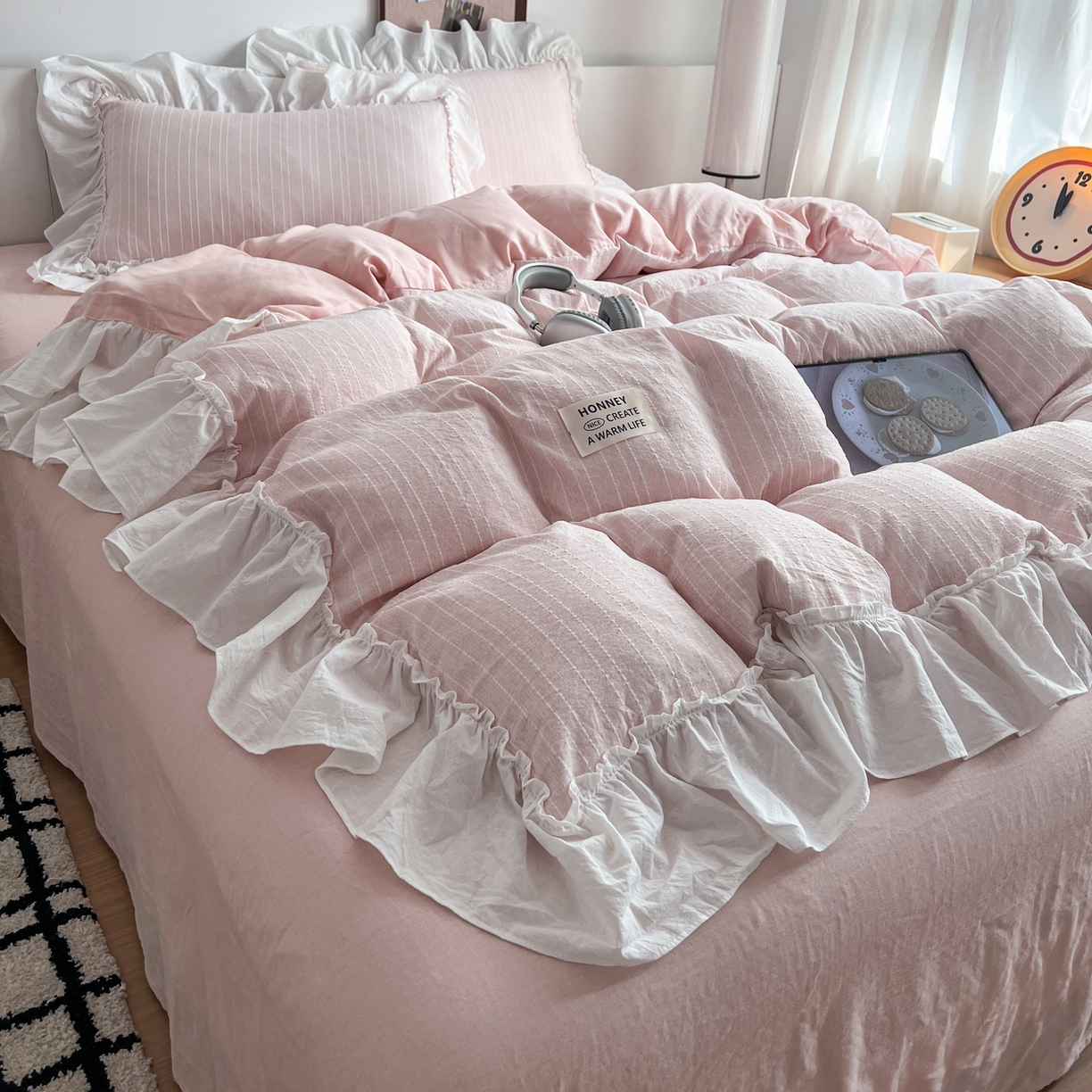 91家纺网 家纺一手货源 找家纺 晨曦家纺 2026新款荷叶花边泡芙纱提花四件套可水洗棉四件套少女风 蜜桃奶芙