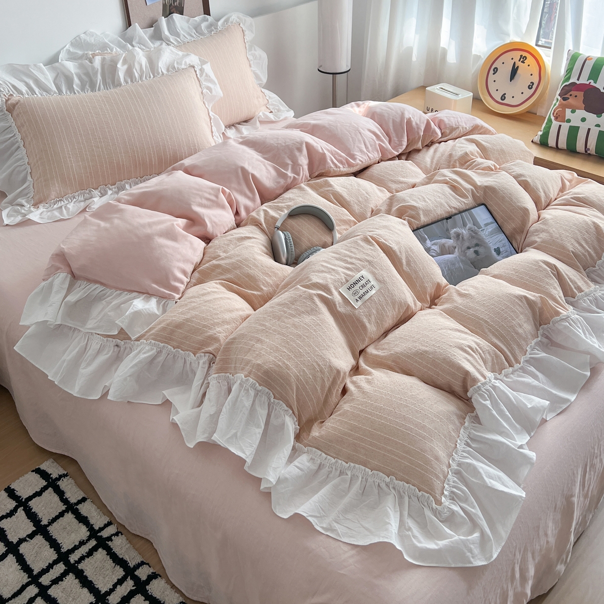 91家纺网 家纺一手货源 找家纺 晨曦家纺 2026新款荷叶花边泡芙纱提花四件套可水洗棉四件套少女风 樱花粉茶