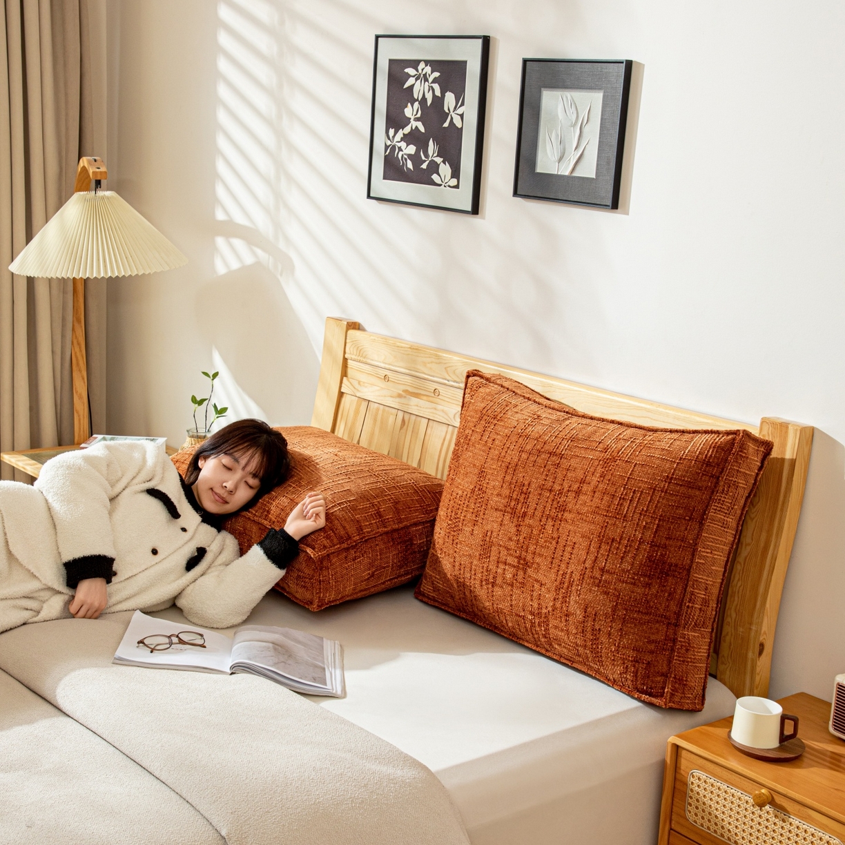 91家纺网 家纺一手货源 找家纺 沐沐家纺 2026新款葵花绒立体面包枕靠背靠垫 梧桐红