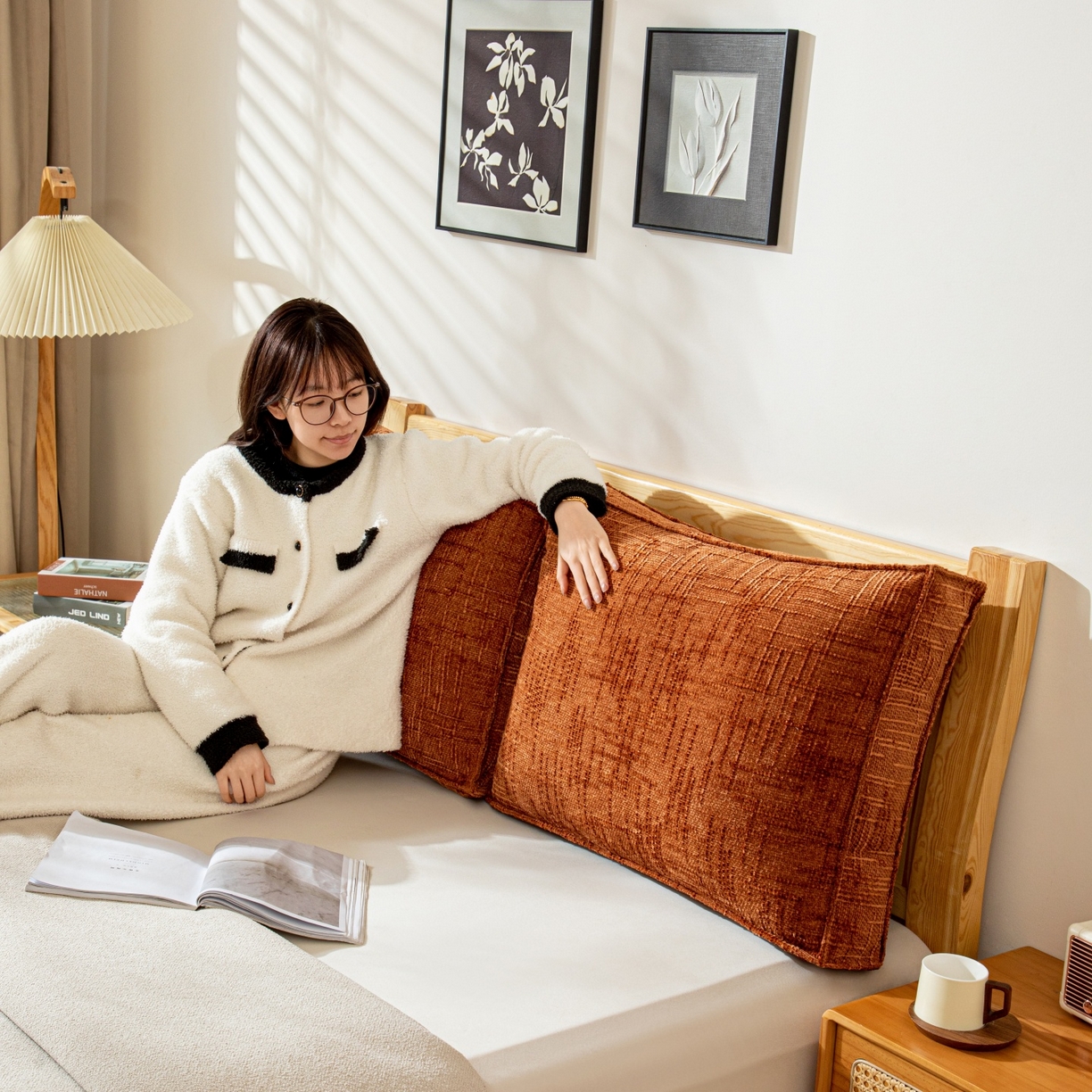 91家纺网 家纺一手货源 找家纺 沐沐家纺 2026新款葵花绒立体面包枕靠背靠垫 梧桐红