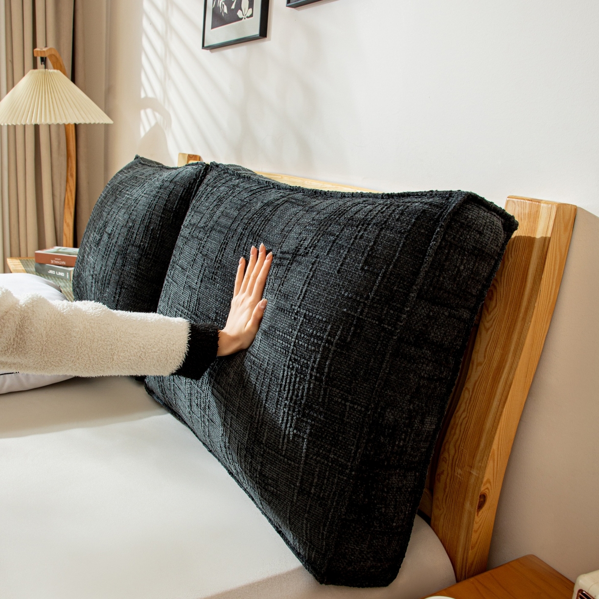 91家纺网 家纺一手货源 找家纺 沐沐家纺 2026新款葵花绒立体面包枕靠背靠垫 黑色