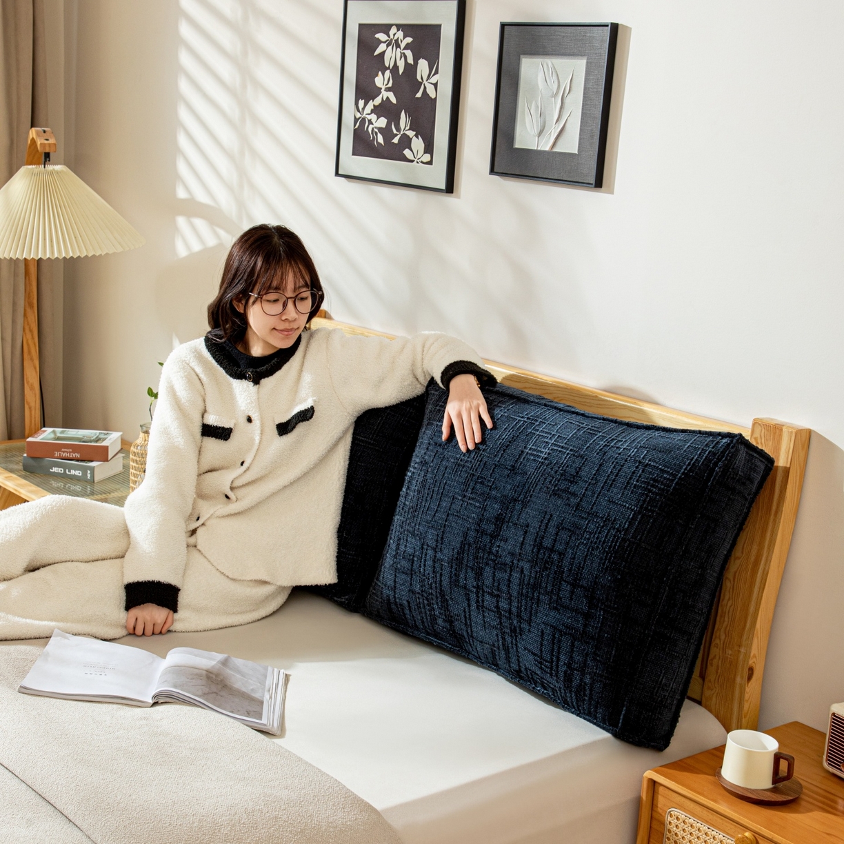 91家纺网 家纺一手货源 找家纺 沐沐家纺 2026新款葵花绒立体面包枕靠背靠垫 深蓝