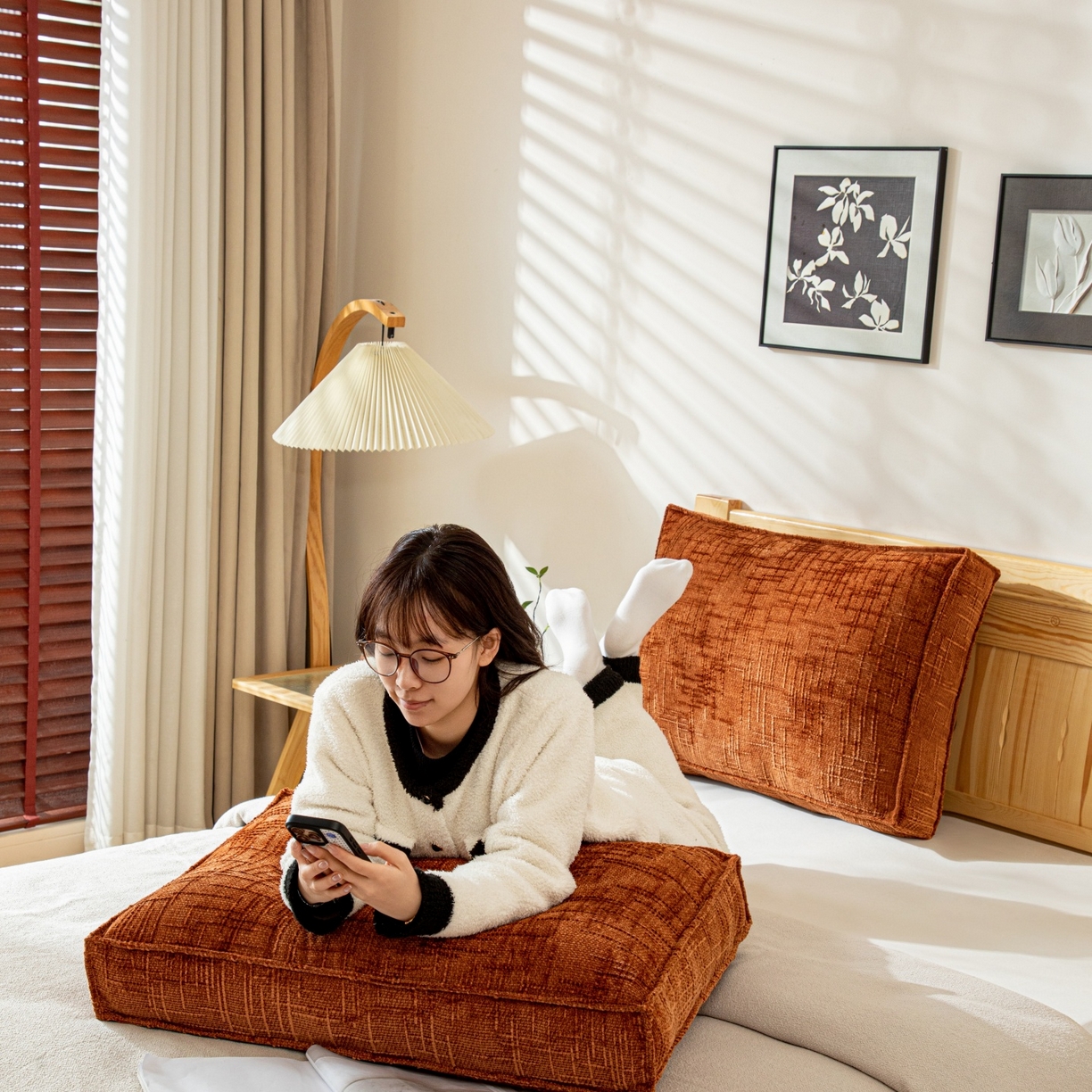 91家纺网 家纺一手货源 找家纺 沐沐家纺 2026新款葵花绒立体面包枕靠背靠垫 梧桐红