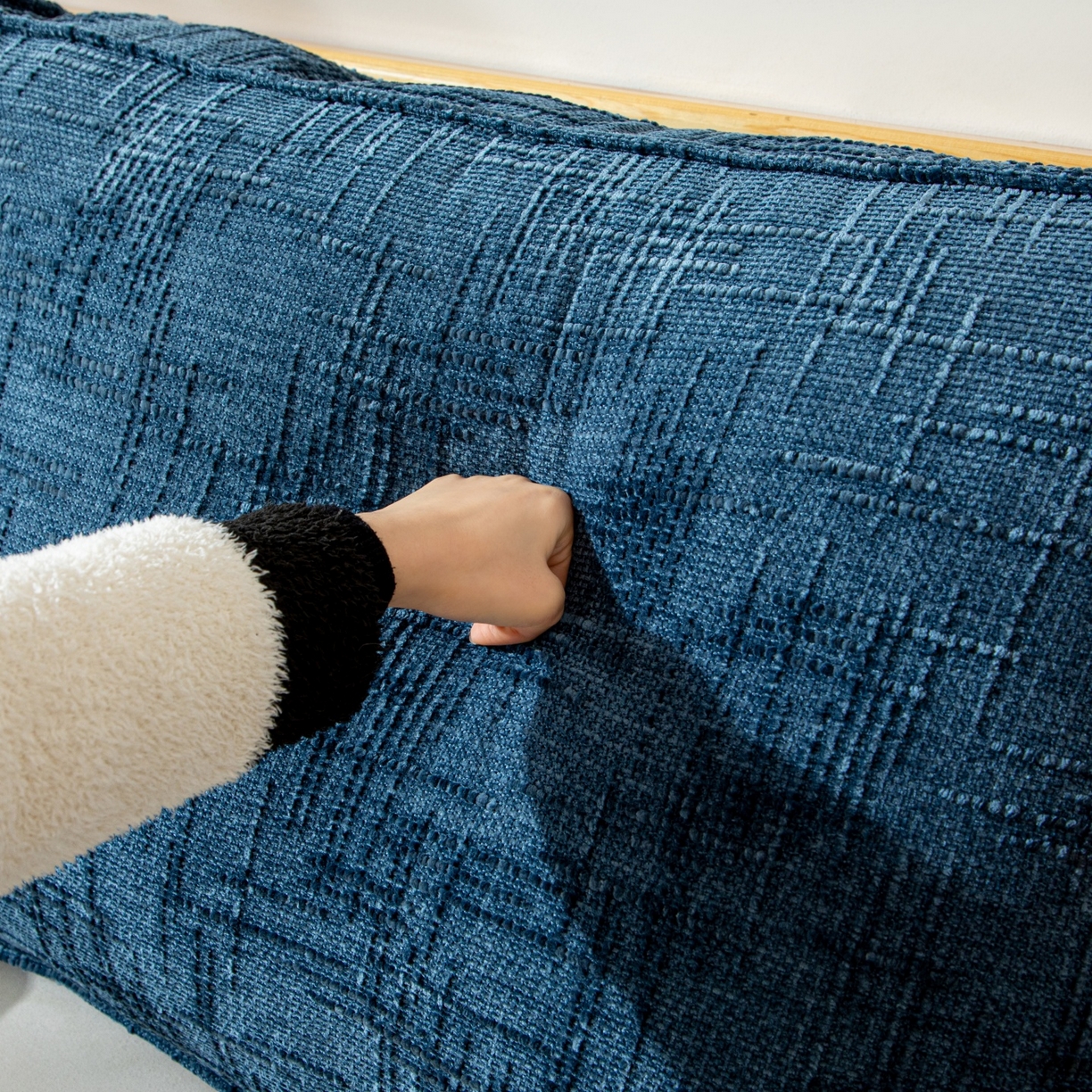 91家纺网 家纺一手货源 找家纺 沐沐家纺 2026新款葵花绒立体面包枕靠背靠垫 孔雀蓝