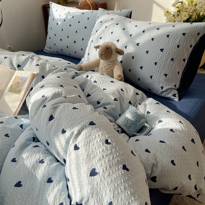 91家纺网 家纺一手货源 找家纺 贝扬思家纺 2026新款高品质A类泡芙纱普通款四件套-110g-(软软糯糯小红书推荐~) 甜心蓝絮