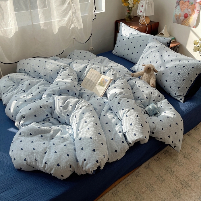 91家纺网 家纺一手货源 找家纺 贝扬思家纺 2026新款高品质A类泡芙纱普通款四件套-110g-(软软糯糯小红书推荐~) 甜心蓝絮