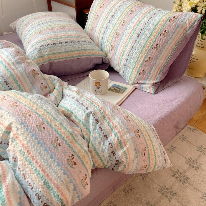 91家纺网 家纺一手货源 找家纺 贝扬思家纺 2026新款高品质A类泡芙纱普通款四件套-110g-(软软糯糯小红书推荐~) 甜心木马卷