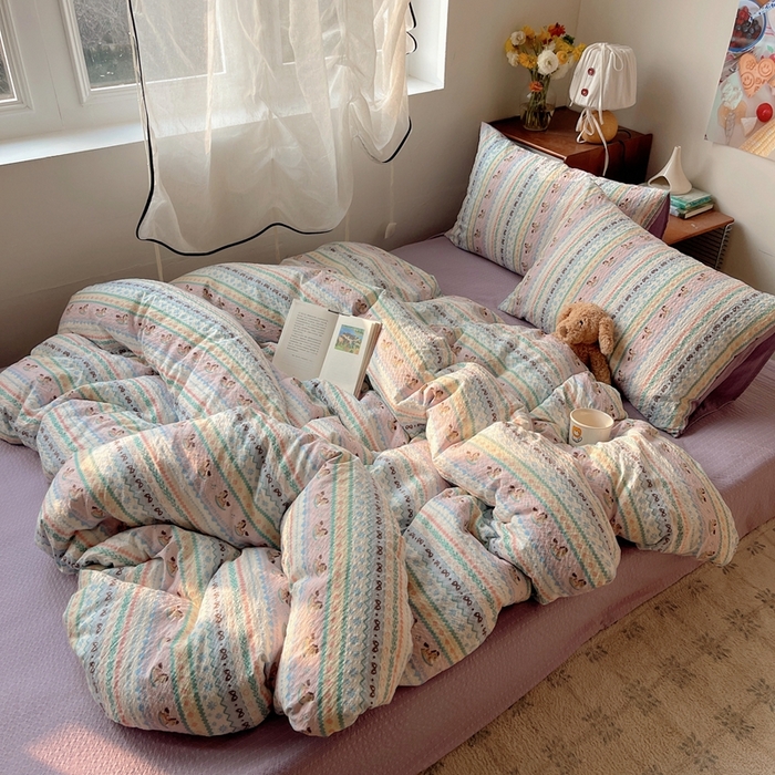 91家纺网 家纺一手货源 找家纺 贝扬思家纺 2026新款高品质A类泡芙纱普通款四件套-110g-(软软糯糯小红书推荐~) 甜心木马卷