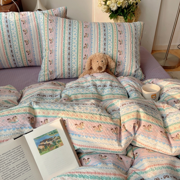 91家纺网 家纺一手货源 找家纺 贝扬思家纺 2026新款高品质A类泡芙纱普通款四件套-110g-(软软糯糯小红书推荐~) 甜心木马卷