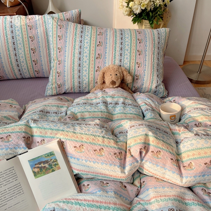 91家纺网 家纺一手货源 找家纺 贝扬思家纺 2026新款高品质A类泡芙纱普通款四件套-110g-(软软糯糯小红书推荐~) 甜心木马卷