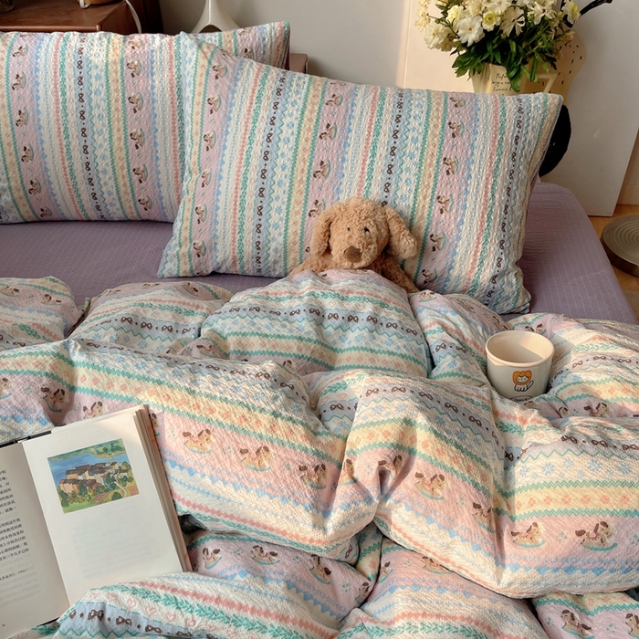 91家纺网 家纺一手货源 找家纺 贝扬思家纺 2026新款高品质A类泡芙纱普通款四件套-110g-(软软糯糯小红书推荐~) 甜心木马卷