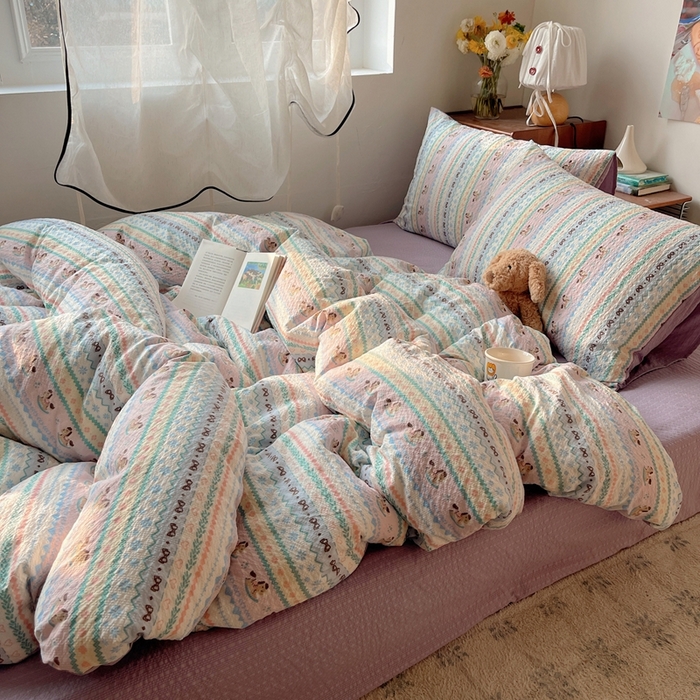 91家纺网 家纺一手货源 找家纺 贝扬思家纺 2026新款高品质A类泡芙纱普通款四件套-110g-(软软糯糯小红书推荐~) 甜心木马卷