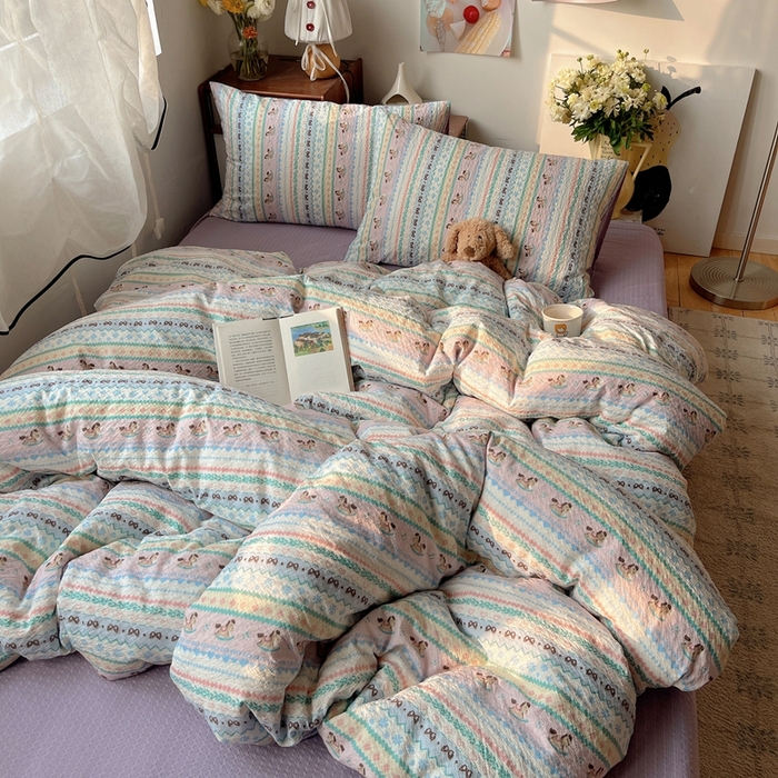 91家纺网 家纺一手货源 找家纺 贝扬思家纺 2026新款高品质A类泡芙纱普通款四件套-110g-(软软糯糯小红书推荐~) 甜心木马卷