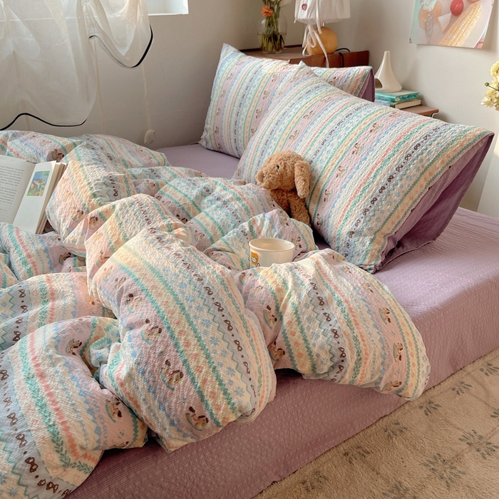 91家纺网 家纺一手货源 找家纺 贝扬思家纺 2026新款高品质A类泡芙纱普通款四件套-110g-(软软糯糯小红书推荐~) 甜心木马卷