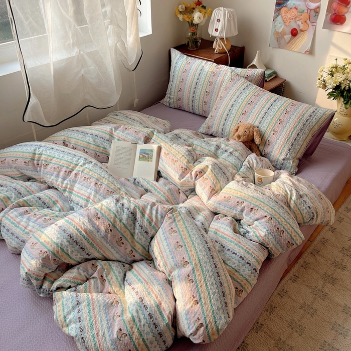 91家纺网 家纺一手货源 找家纺 贝扬思家纺 2026新款高品质A类泡芙纱普通款四件套-110g-(软软糯糯小红书推荐~) 甜心木马卷