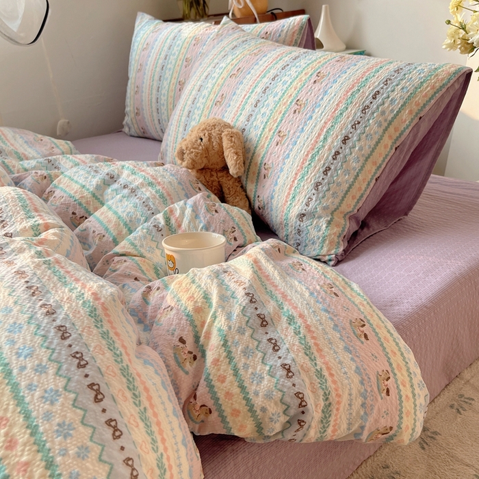 91家纺网 家纺一手货源 找家纺 贝扬思家纺 2026新款高品质A类泡芙纱普通款四件套-110g-(软软糯糯小红书推荐~) 甜心木马卷