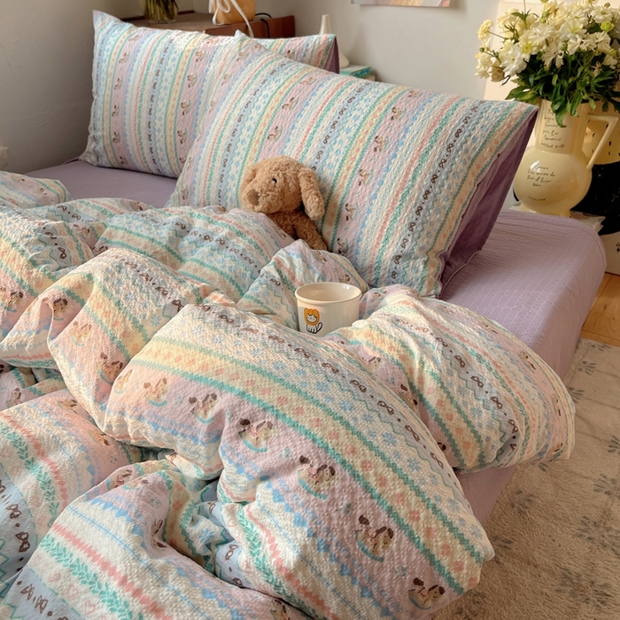 91家纺网 家纺一手货源 找家纺 贝扬思家纺 2026新款高品质A类泡芙纱普通款四件套-110g-(软软糯糯小红书推荐~) 甜心木马卷