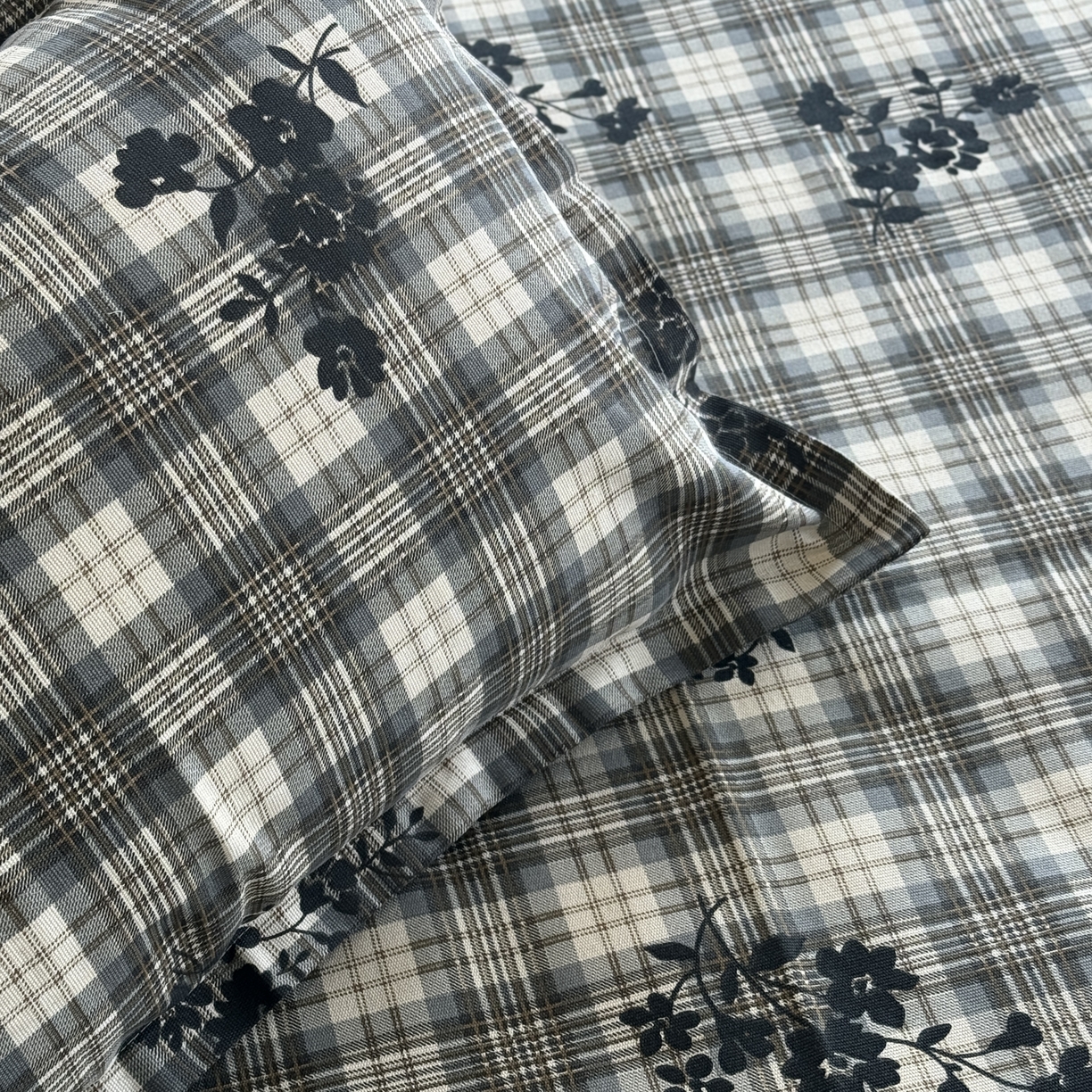 91家纺网 家纺一手货源 找家纺 一隅花田 2026新款麻感粗砂加厚老粗布床单三件套（品牌同款） 鸢尾格