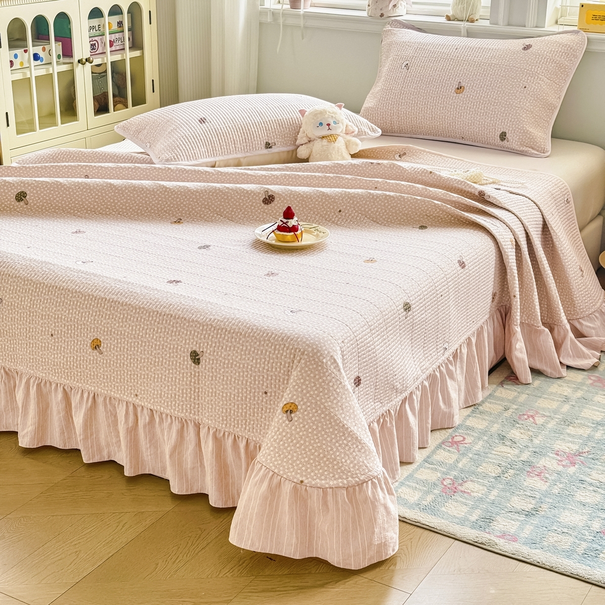 91家纺网 家纺一手货源 找家纺 欣宜家纺 2026新款法式大花边全棉夹棉床盖加厚床单炕垫 彩色蘑菇粉