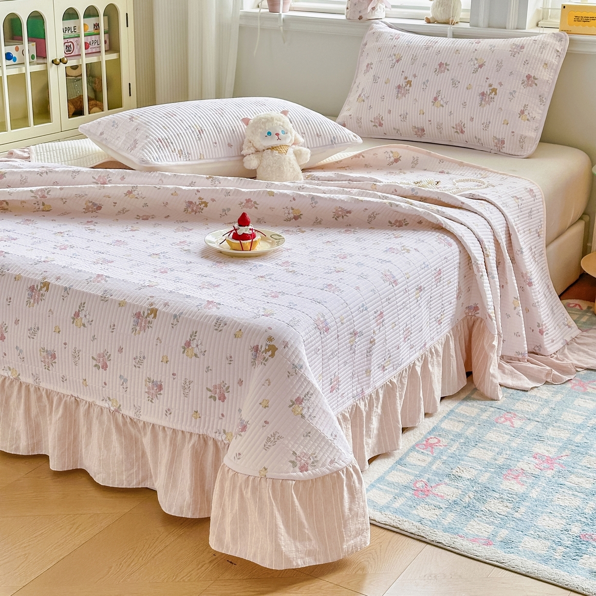 91家纺网 家纺一手货源 找家纺 欣宜家纺 2026新款法式大花边全棉夹棉床盖加厚床单炕垫 小花鹿粉