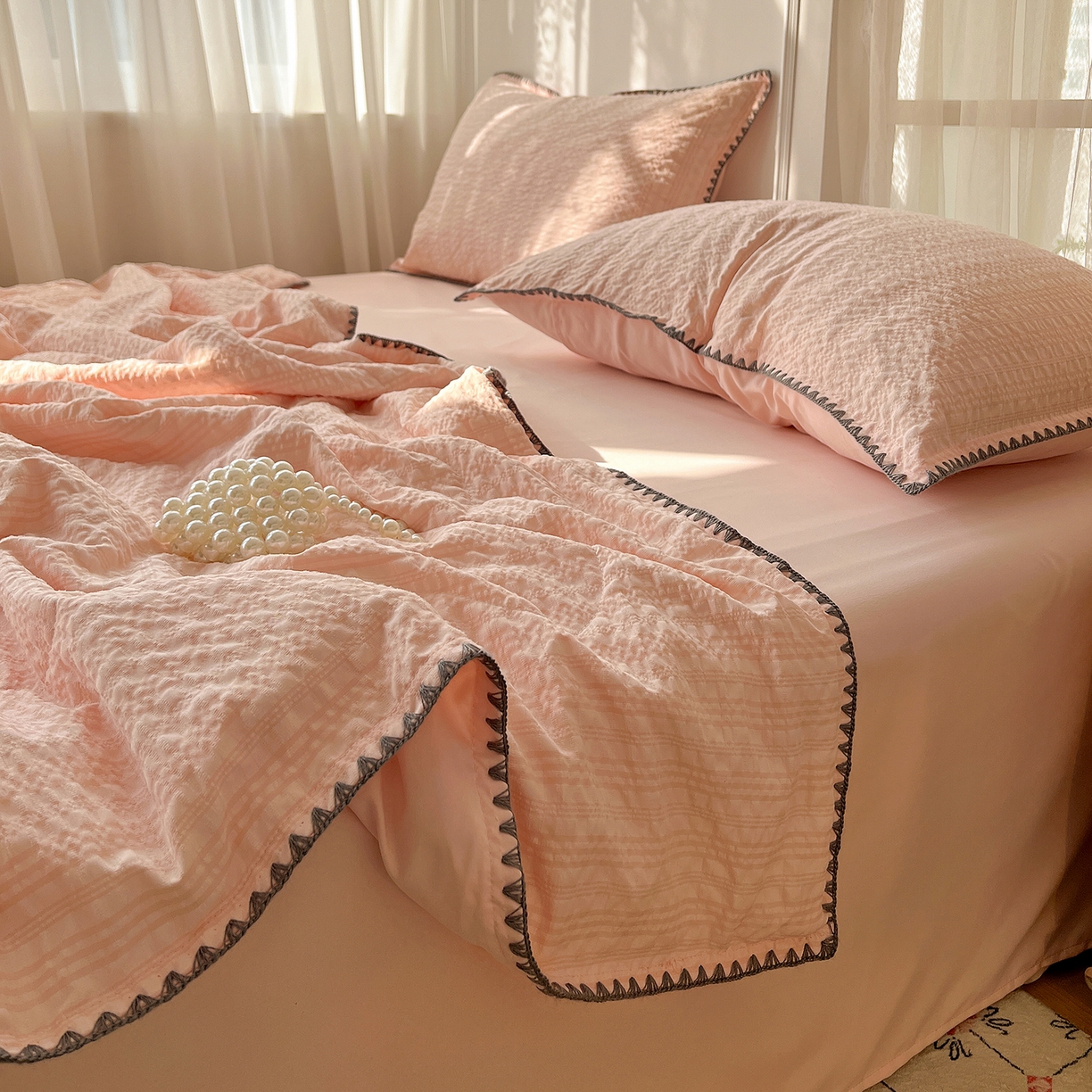 91家纺网 家纺一手货源 找家纺 优尚佳生活馆 2026新款泡泡纱三角针夏被四件套--纯色系列 奶油粉