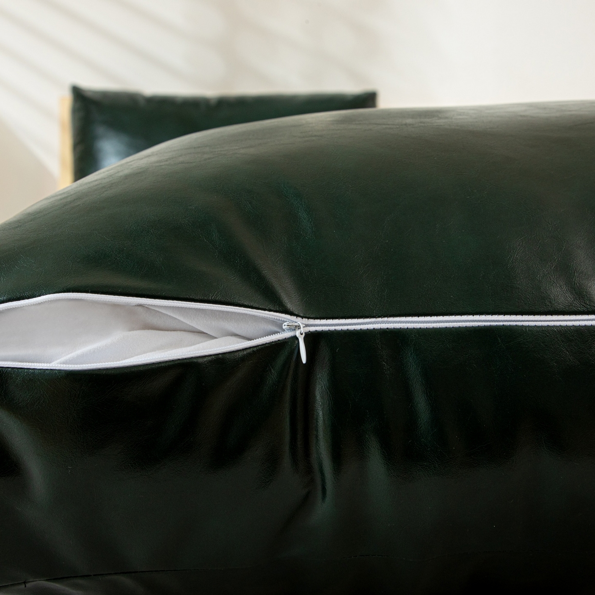 91家纺网 家纺一手货源 找家纺 沐沐家纺 2026新款油蜡皮立体面包枕靠背靠垫 墨绿复古