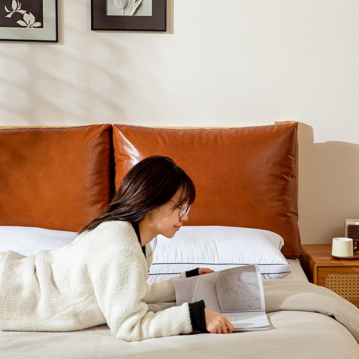 91家纺网 家纺一手货源 找家纺 沐沐家纺 2026新款油蜡皮立体面包枕靠背靠垫 焦糖橙棕