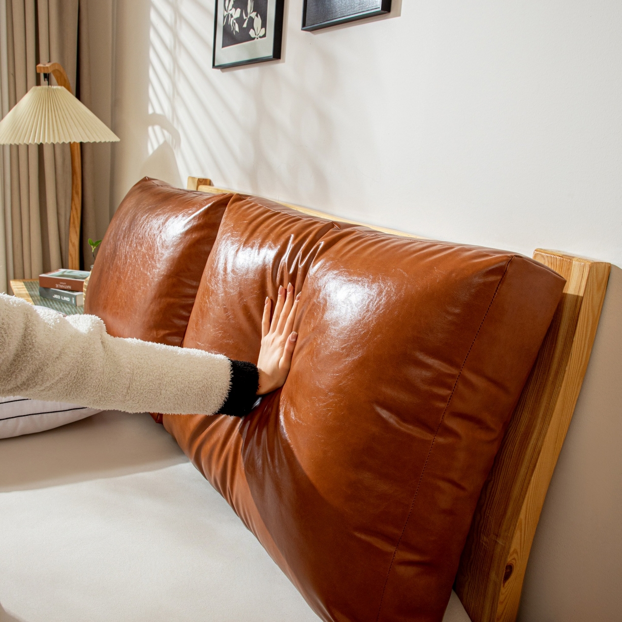 91家纺网 家纺一手货源 找家纺 沐沐家纺 2026新款油蜡皮立体面包枕靠背靠垫 焦糖橙棕