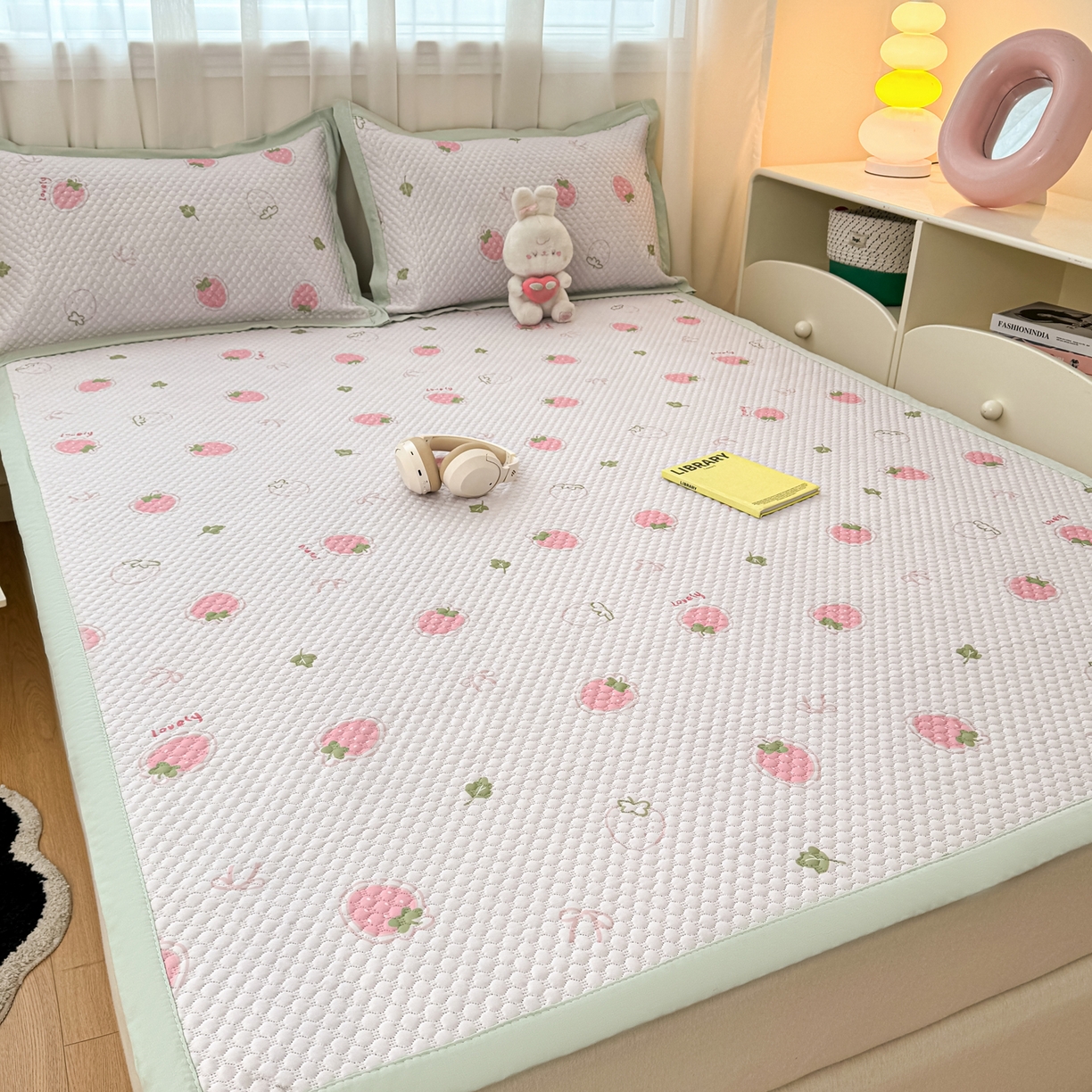 91家纺网 家纺一手货源 找家纺 蓝极人 2026新款小清新冰豆豆数码印花席三明治底席子凉席 奶霜草莓