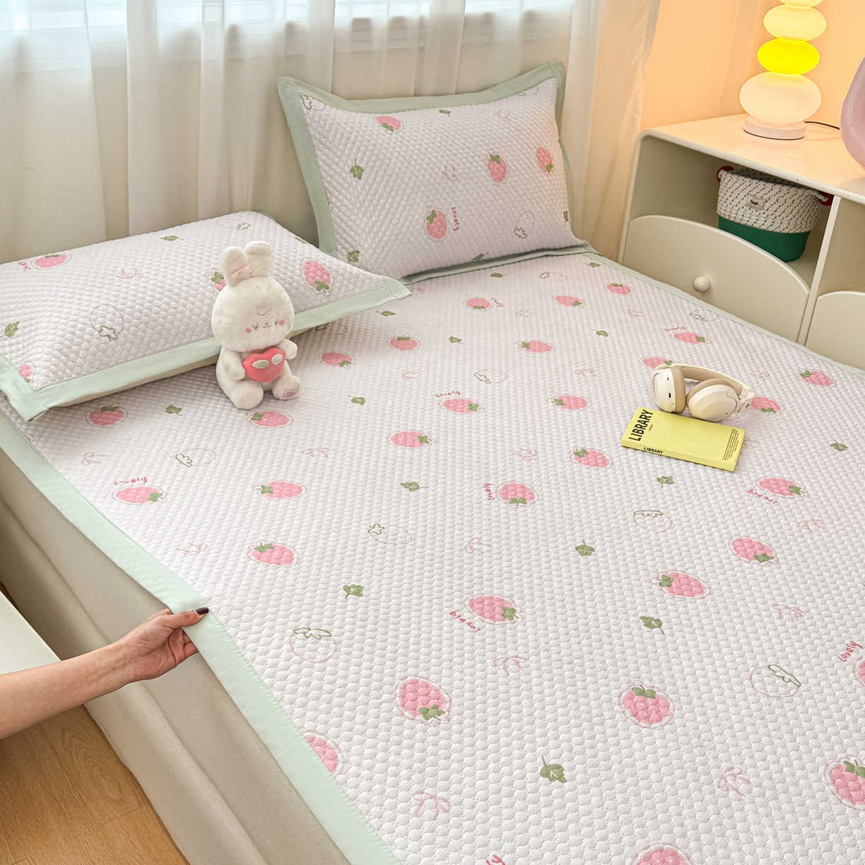 91家纺网 家纺一手货源 找家纺 蓝极人 2026新款小清新冰豆豆数码印花席三明治底席子凉席 奶霜草莓