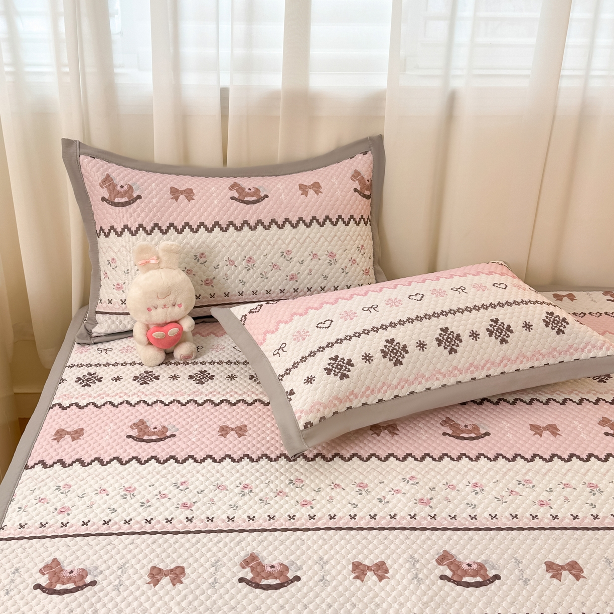 91家纺网 家纺一手货源 找家纺 蓝极人 2026新款小清新冰豆豆数码印花席三明治底席子凉席 摇摇马