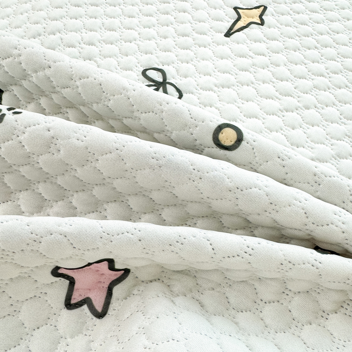 91家纺网 家纺一手货源 找家纺 蓝极人 2026新款小清新冰豆豆数码印花席三明治底席子凉席 星荣