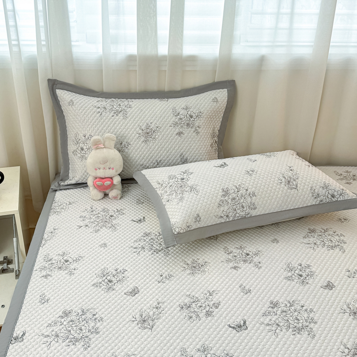 91家纺网 家纺一手货源 找家纺 蓝极人 2026新款小清新冰豆豆数码印花席三明治底席子凉席 花知意