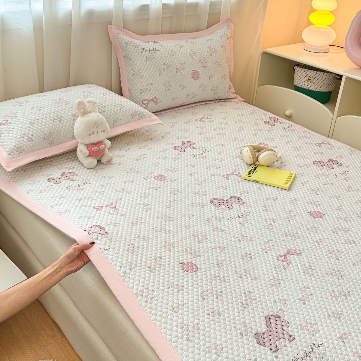 91家纺网 家纺一手货源 找家纺 蓝极人 2026新款小清新冰豆豆数码印花席三明治底席子凉席 趣味小马