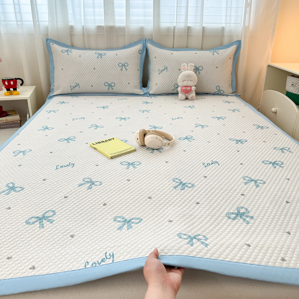 91家纺网 家纺一手货源 找家纺 蓝极人 2026新款小清新冰豆豆数码印花席三明治底席子凉席 蓝色蝴蝶结