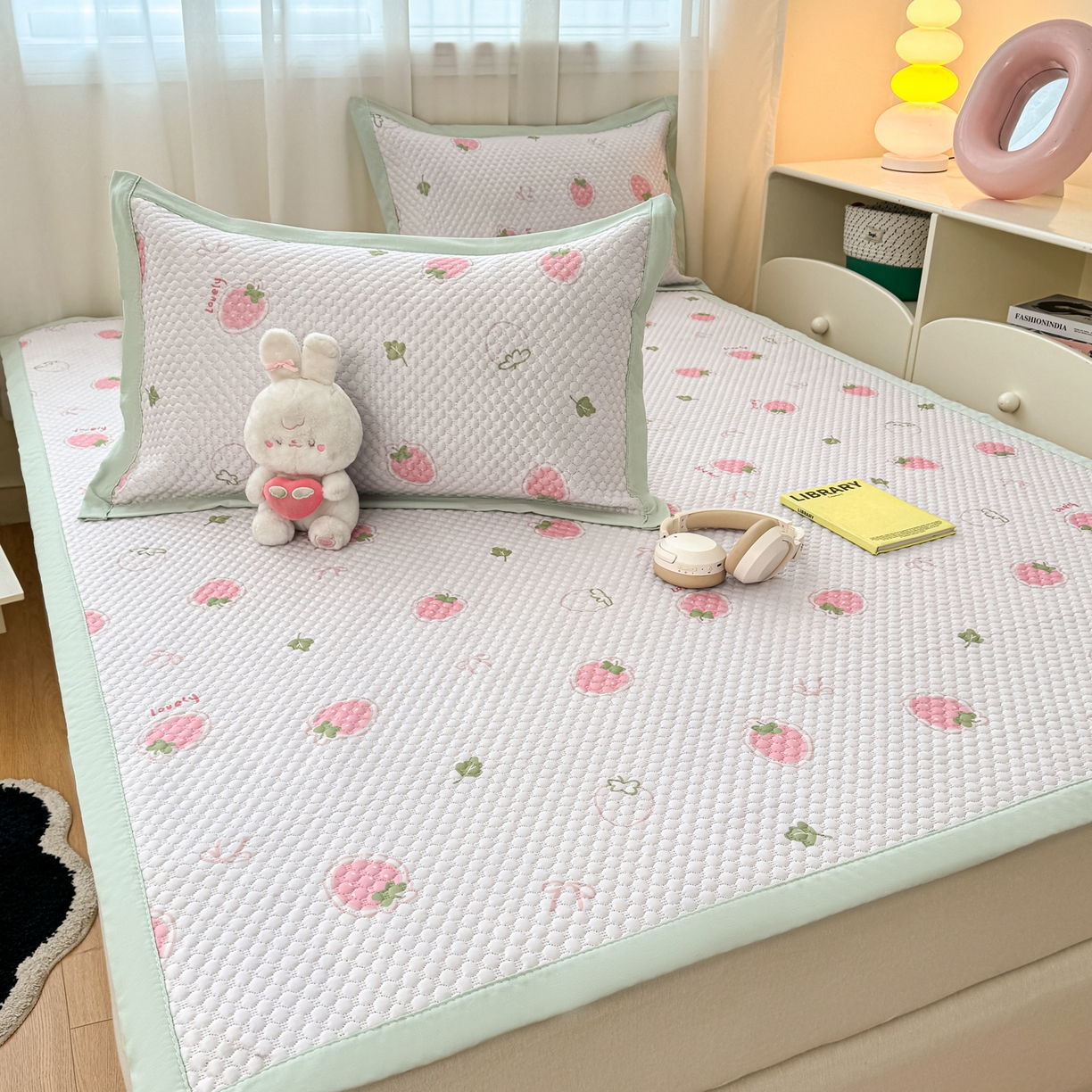 91家纺网 家纺一手货源 找家纺 蓝极人 2026新款小清新冰豆豆数码印花席三明治底席子凉席 奶霜草莓