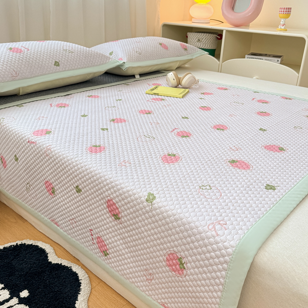 91家纺网 家纺一手货源 找家纺 蓝极人 2026新款小清新冰豆豆数码印花席三明治底席子凉席 奶霜草莓