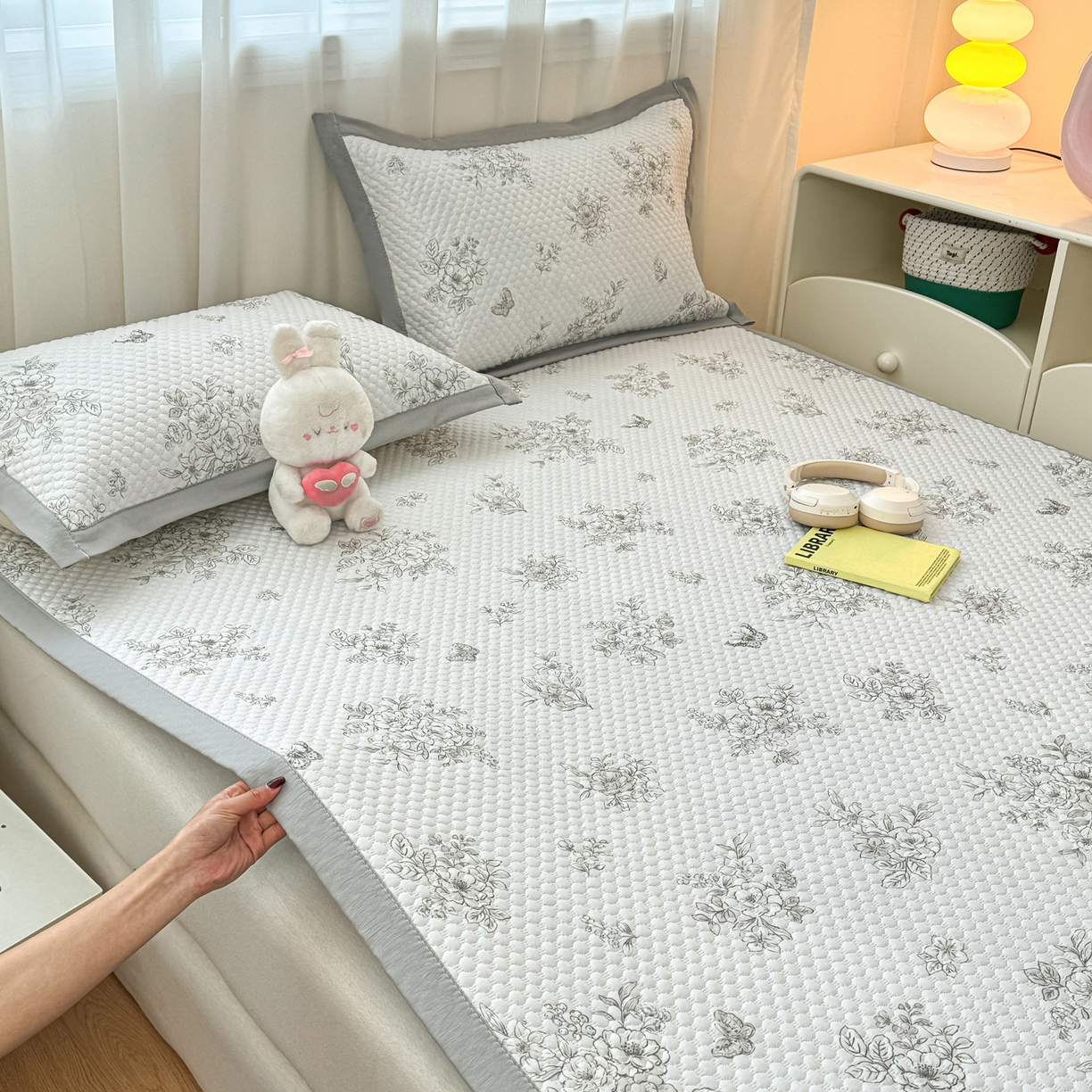 91家纺网 家纺一手货源 找家纺 蓝极人 2026新款小清新冰豆豆数码印花席三明治底席子凉席 花知意