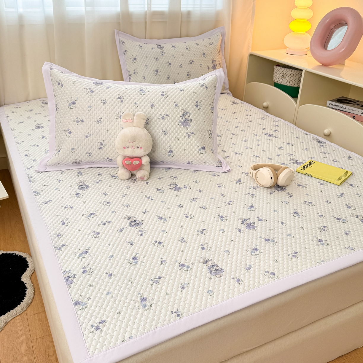 91家纺网 家纺一手货源 找家纺 蓝极人 2026新款小清新冰豆豆数码印花席三明治底席子凉席 花田兔影