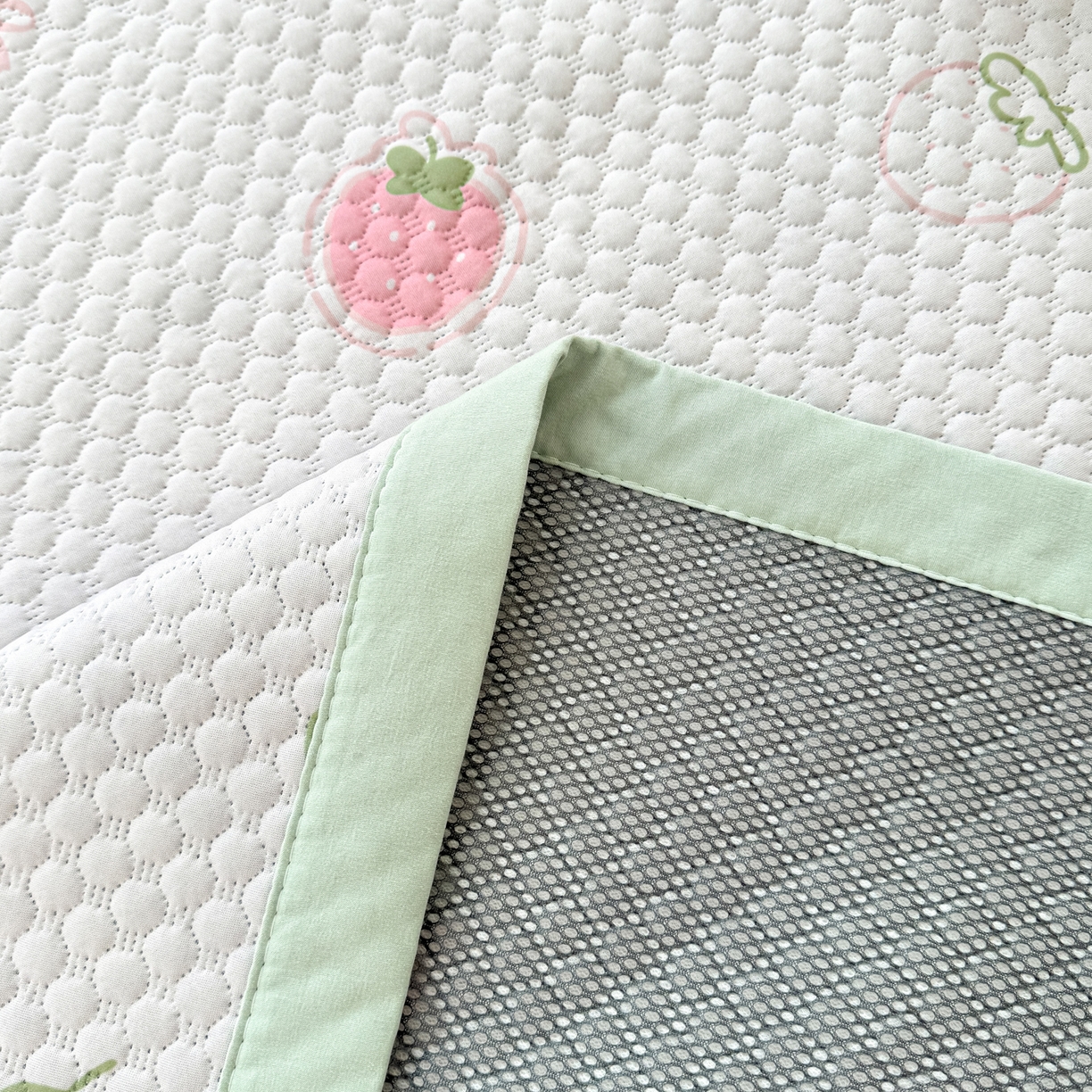 91家纺网 家纺一手货源 找家纺 蓝极人 2026新款小清新冰豆豆数码印花席三明治底席子凉席 奶霜草莓