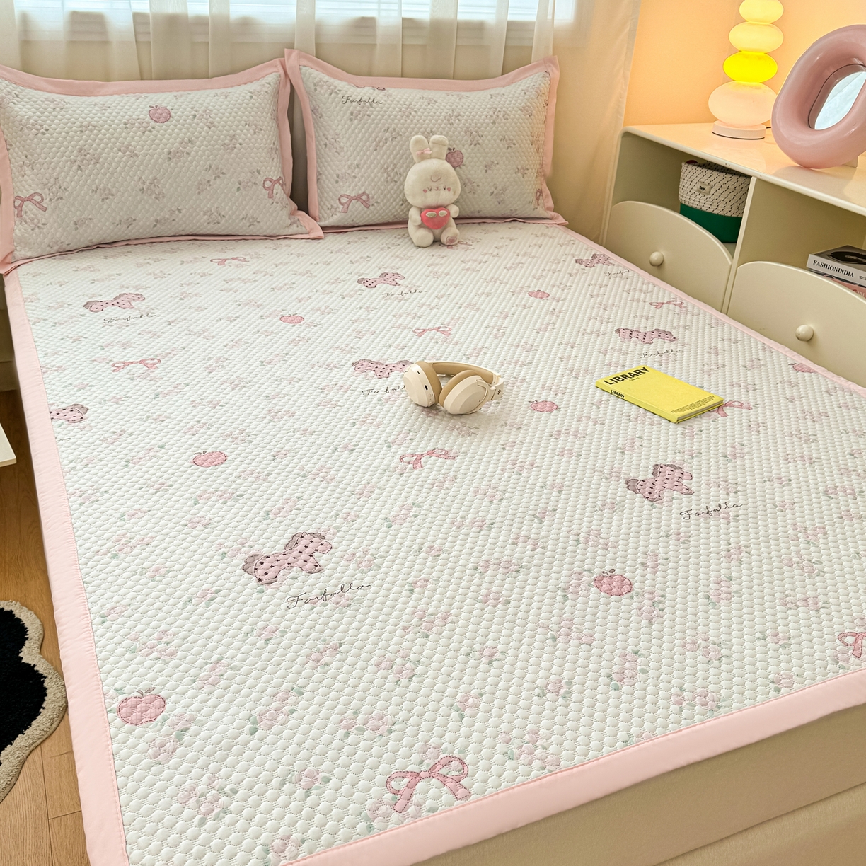 91家纺网 家纺一手货源 找家纺 蓝极人 2026新款小清新冰豆豆数码印花席三明治底席子凉席 趣味小马